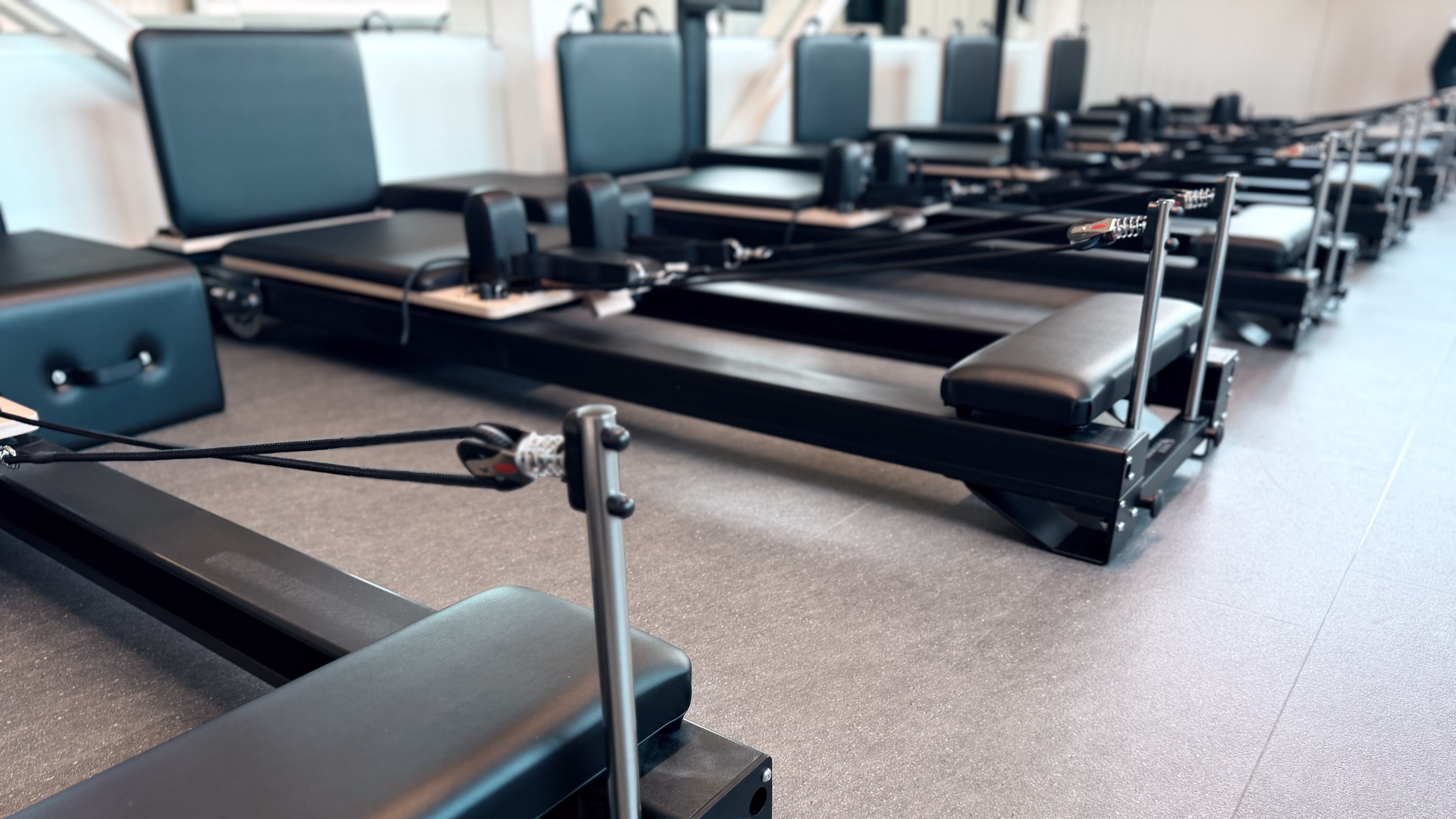 Pilates Reformer Geräte im neuen Reformer-Studio des TIME/OUT in Uelsen