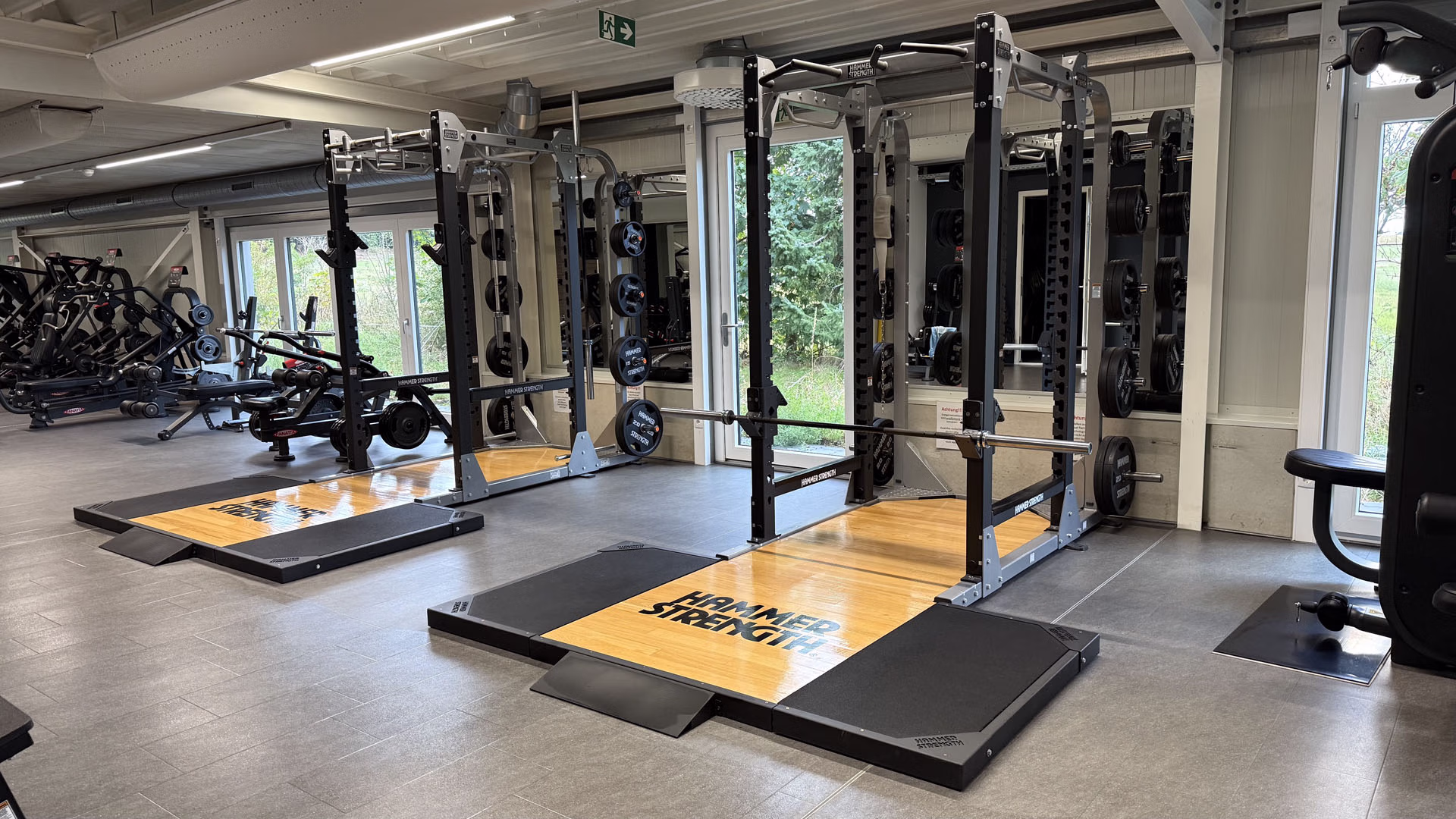 Krafttrainingsbereich mit Racks im TIME/OUT
